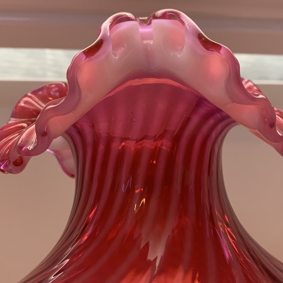 😍 Fenton Cranberry Opalescent Swirl Ruffled Large Round Vase - Picture 15 of 17